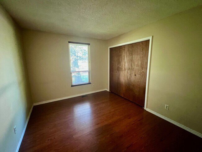 Building Photo - Beautiful 5 Bedroom Ranch Style Home in No...
