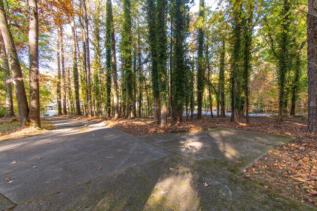 Parking - 4747 Knollwood Dr NW