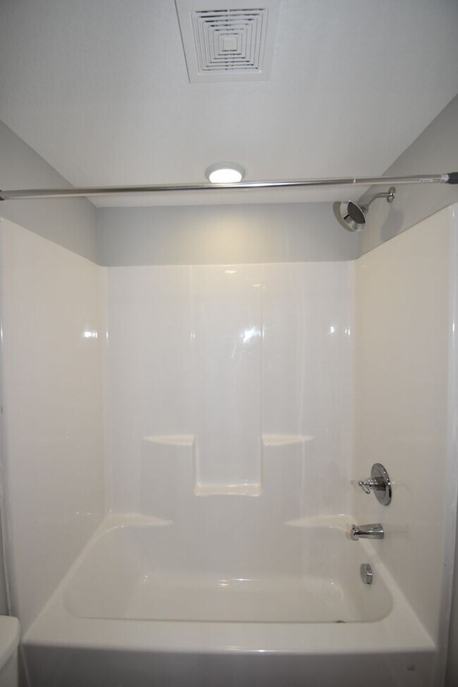 Building Photo - 2 Bedroom Home For Rent Near APSU!