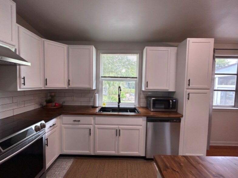 Building Photo - 7424 Roslyn Rd