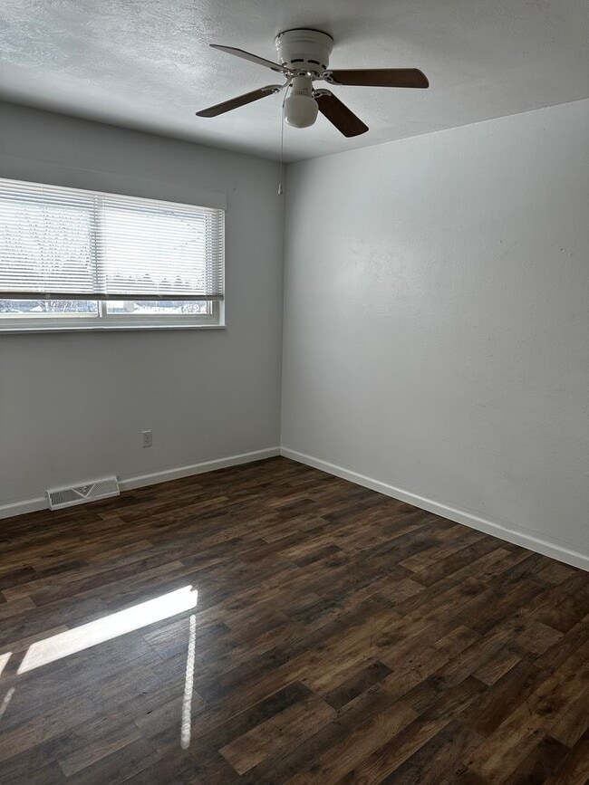 Building Photo - READY NOW!! Fantastic 4-bedroom,2 bath 1 car garage!