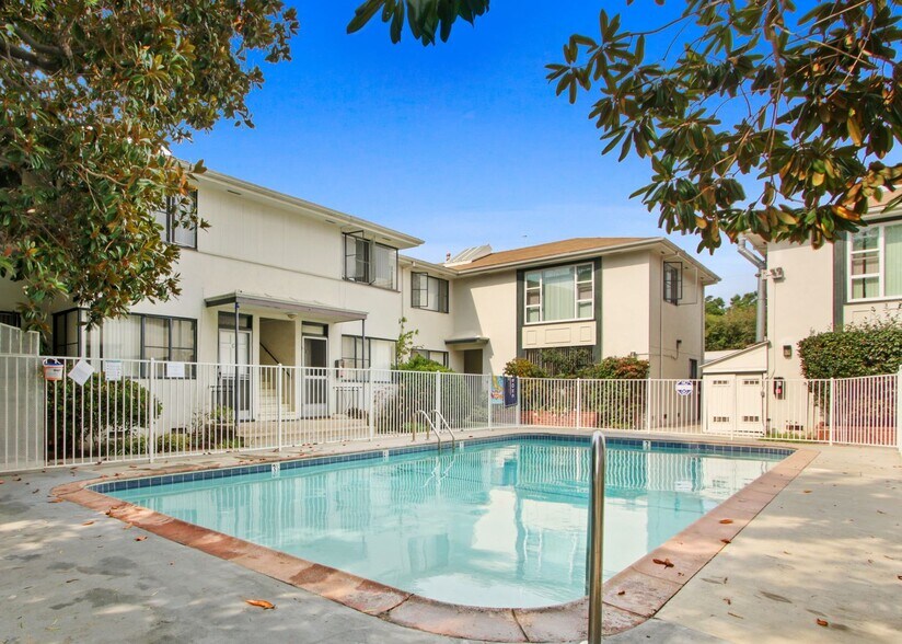 Building Photo - 3144-3152 S. Barrington Ave in Mar Vista - Has a Pool!
