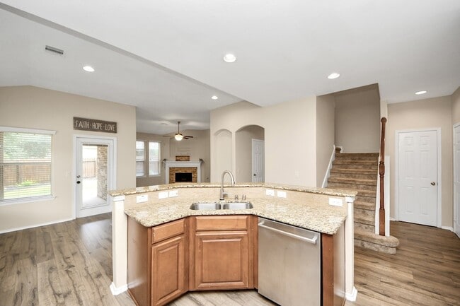 Building Photo - 6003 Baileys Run Ln