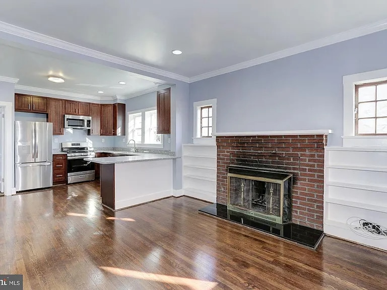 Building Photo - 811 Thayer Ave