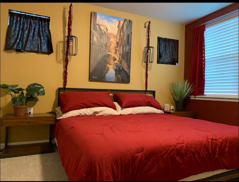 Building Photo - 210 Marshall Mews St