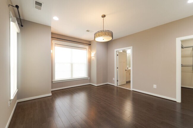 Building Photo - 10225 Hilltop Ascent Dr