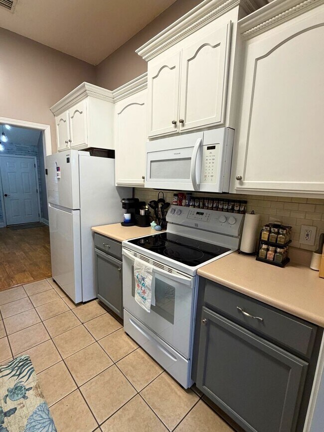 Building Photo - 4/2 with a LARGE fenced in yard!