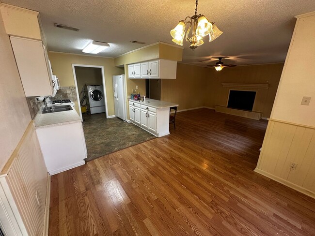 Building Photo - Ozone Woods Ranch