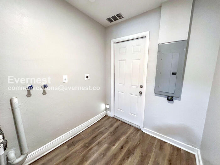 Building Photo - 1308 Melrose Ave S