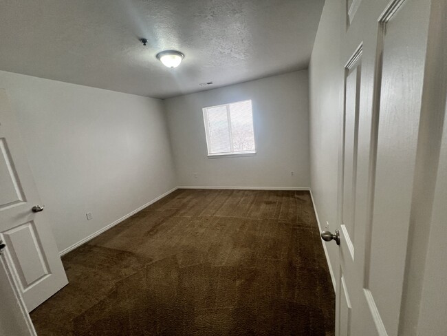 Building Photo - 2 Bed 1 bath in Kearns with Video Tour