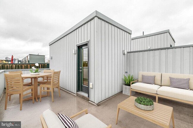 Building Photo - Northern Liberties Townhome with Parking