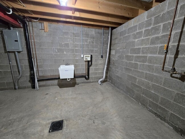 Building Photo - Large 2 Bedroom Townhouse - Burrell School District - Next to Hill Crest Country Club