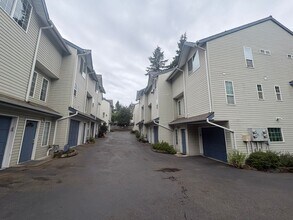 Building Photo - Bright, Spacious Townhome with Stylish Upgrades in Pinehurst/Roosevelt