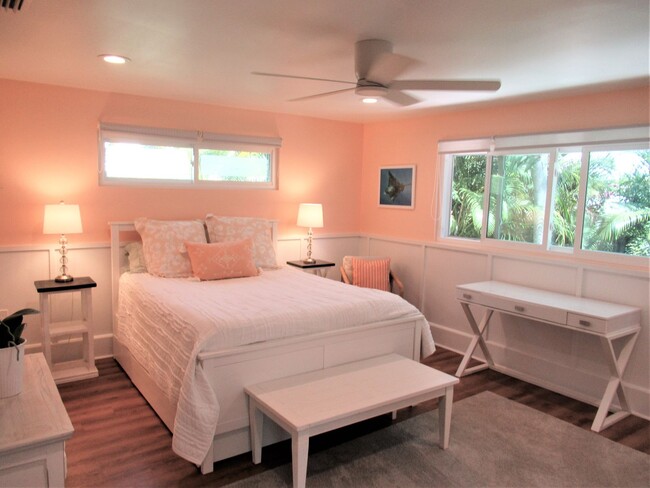 Building Photo - GULFPORT FURN. COTTAGE 2/2 EIGHT MONTH REN...