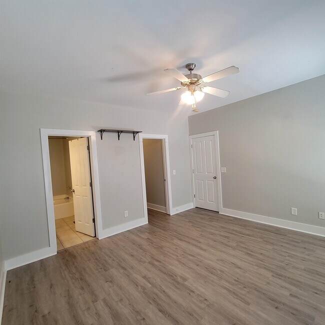 Building Photo - 1111 Surrey Ln