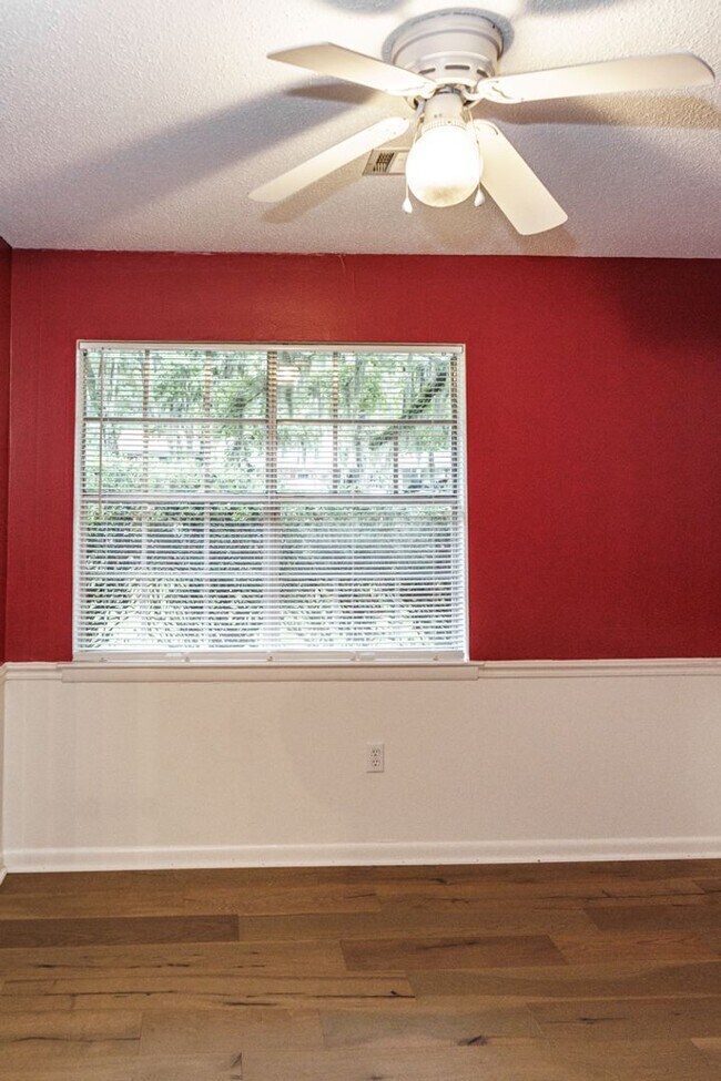 Building Photo - Beautiful 4 bedroom in the heart of Mossy ...