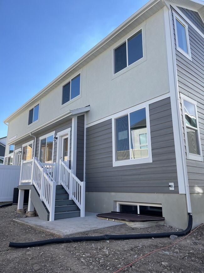 Building Photo - 1092 N Freeman Dr