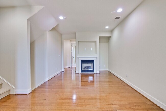 Building Photo - Excellent 4 Bed 2.5 Bath Town Home!
