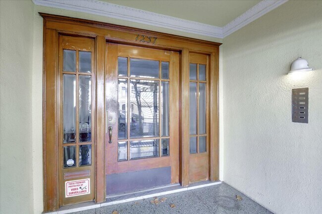 Building Photo - 1237 Chestnut St