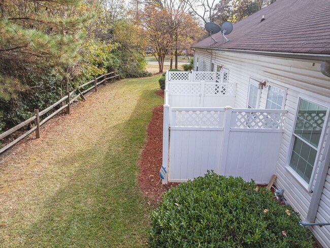 Building Photo - 7020 Somerset Springs