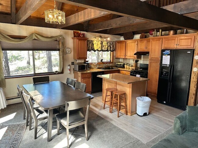 Building Photo - Cozy Cottage located Near Heavenly Ski Are...