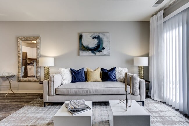 Building Photo - 10 Vivaldi Ct