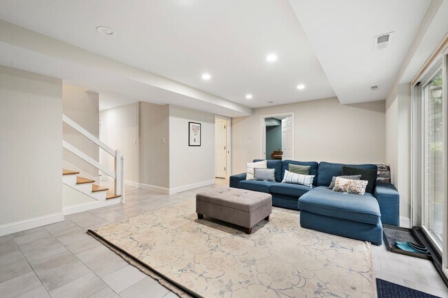 Building Photo - Modern Upgraded 4 Bed 3.5 Bath Home in SW ...