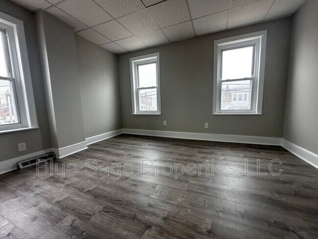 Building Photo - 1301 E 9th St