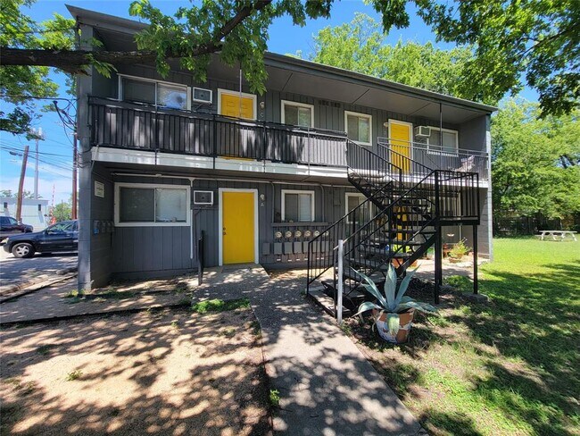 Building Photo - 903 Springdale Rd