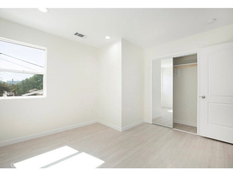 Building Photo - 6638 Lindley Ave