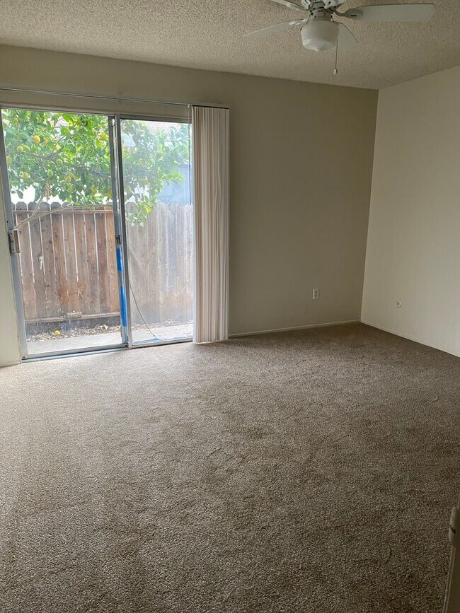 Building Photo - 1235o