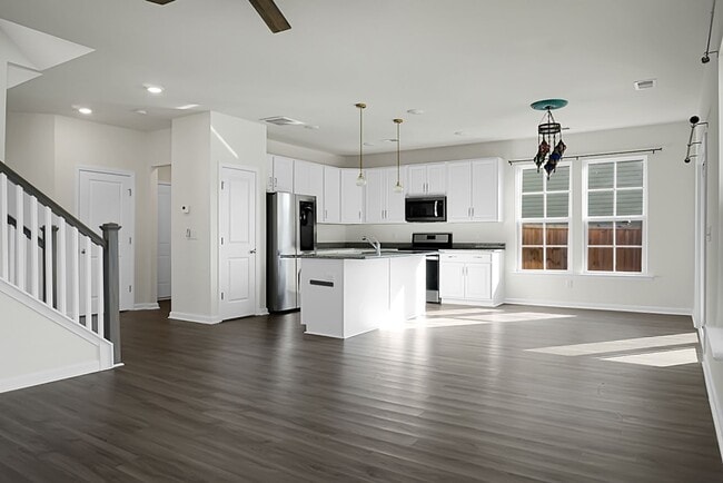 Building Photo - Beautiful 3 Bedroom, 2.5 Bath-Monks Corner...