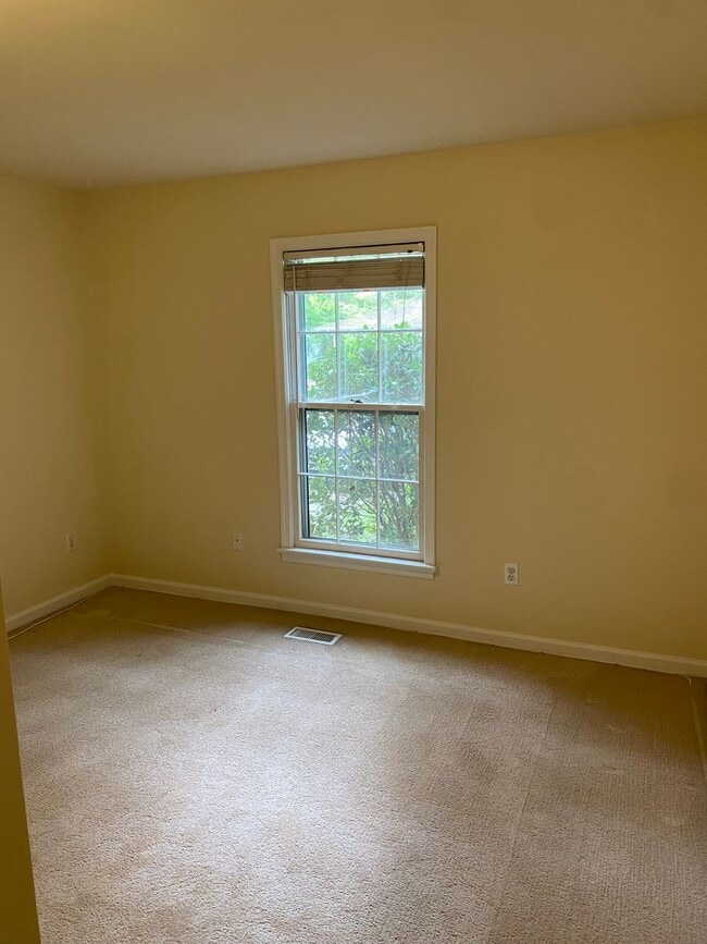 Building Photo - Three bedroom, 2 bath home with a large fe...