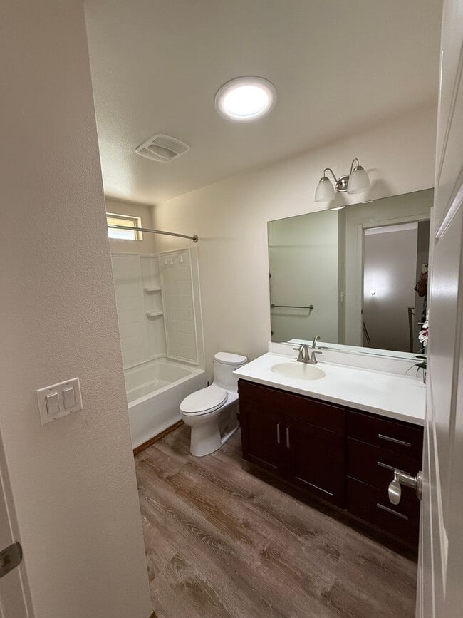 Building Photo - Spacious 4 Bedroom, 2.5 Bath Pet Friendly, Single Family Home.