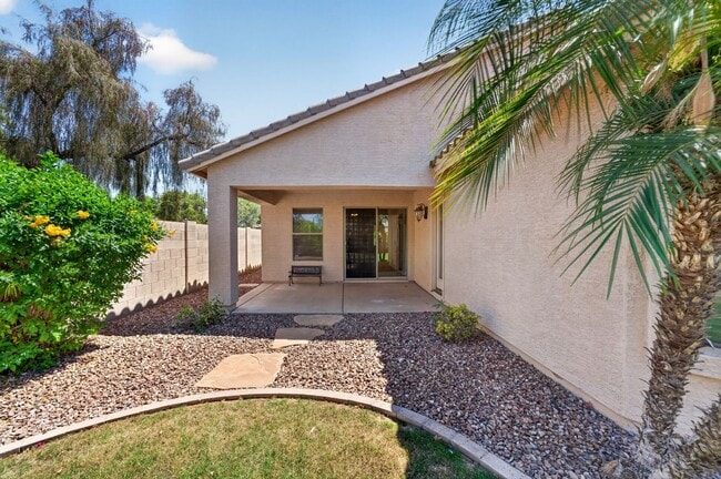 Building Photo - Spacious Gilbert Corner Lot Rental with 4 Bedrooms, Vaulted Ceilings & Private Backyard Retreat