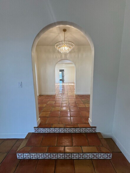 Building Photo - 1529 W Lynwood St