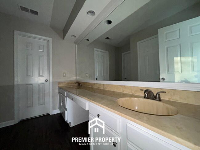 Building Photo - Spacious 3 Bedroom Home for Rent in Memphis | Vaulted Ceilings, Fireplace & Fenced Yard