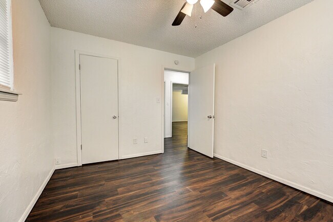 Building Photo - 1627 Surrey Dr