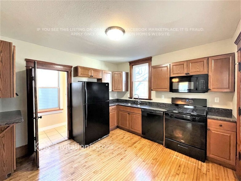 Building Photo - 496 Bay St