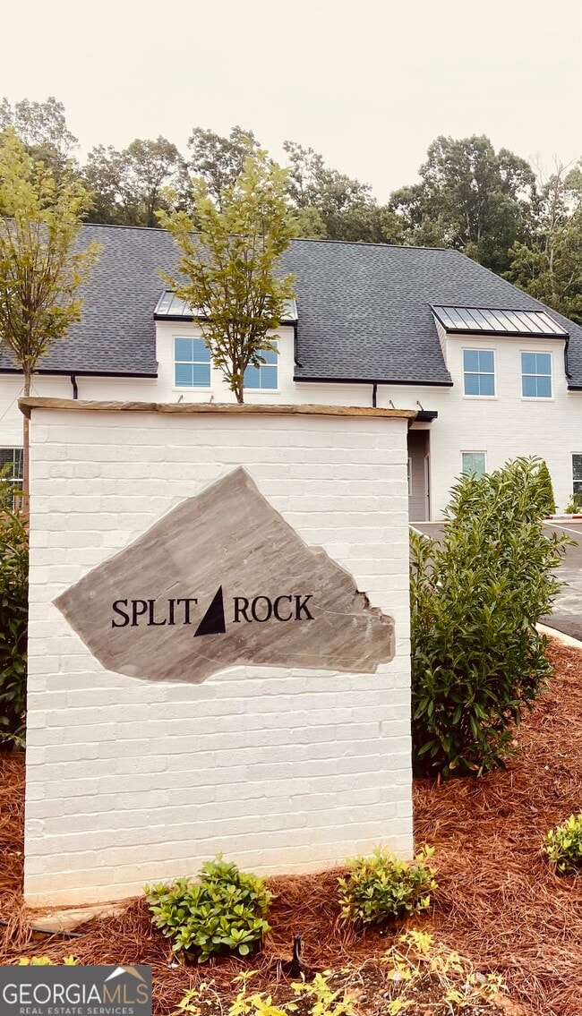 Building Photo - 119 Chateau Dr SE