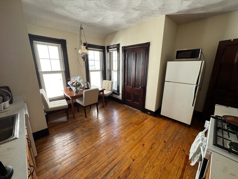 Building Photo - 211 Holland St