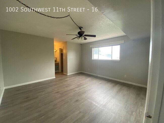 Building Photo - 1002 SW 11th Ave