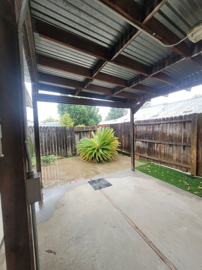 Building Photo - Beautiful home with wood floors