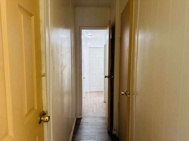 Building Photo - 5-Bed/2.5-Bath Rental by the Colorado River and Marina Proximity and Shopping Convenience!