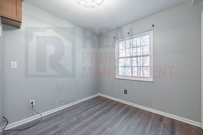 Building Photo - 10760 Ravenna Rd