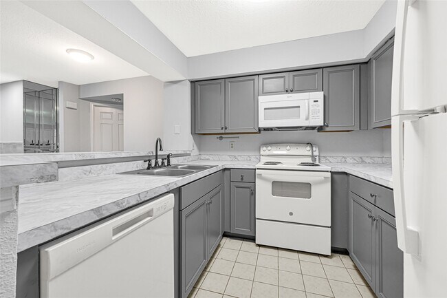 Building Photo - 16800 Sugar Pine Dr
