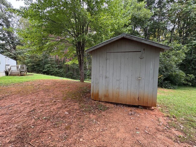 Building Photo - Spacious three bedroom, two bath singlewid...