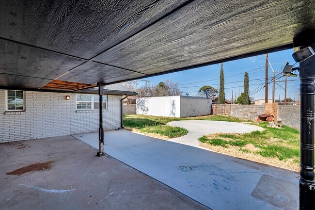 Building Photo - 1300 Bonham Ave