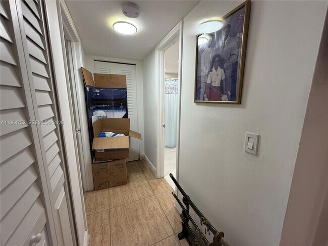 Building Photo - 13685 NE 10th Ave