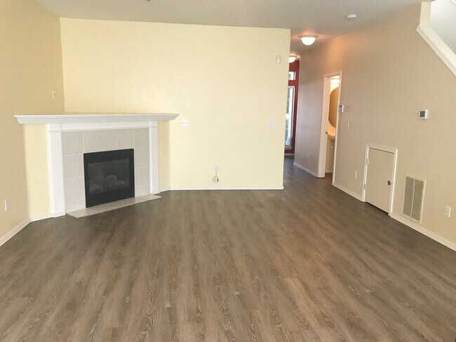 Building Photo - Fantastic Townhome close to Nike